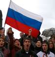 Manifestantes pró-Rússia apoiam adesão da Crimeia ao país durante reunião em praça na Ucrânia  Foto: AP