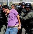 <p>A Guarda Nacional prendeu alguns manifestantes nesta quinta, no bairro de Los Ruices</p>  Foto: AP