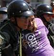 Guardas nacionais detém manifestante durante protestos em Caracas, em 6 de março. Um soldado e um motociclista morreram em confrontos  Foto: Reuters