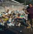 <B>7 de março - </B>Lixo é acumulado na avenida Brasil durante greve dos garis no Rio de Janeiro. Segundo os grevistas, apenas a zona sul e o centro estão sendo limpos  Foto: Mauro Pimentel / Terra