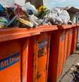 <B>7 de março - </B>Pontos da cidade que estavam cobertos de lixo na quinta-feira amanheceram visivelmente mais limpos e caminhões da Comlurb faziam a coleta acompanhados por carros da tropa de choque da PM  Foto: Mauro Pimentel / Terra