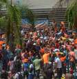 <p>Cerca de 500 garis se reuniram nesta sexta-feira em frente a sede da prefeitura do Rio de Janeiro</p>  Foto: Mauro Pimentel / Terra