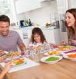 Os pais são o exemplo para os filhos: na hora da refeição, o ambiente deve ser agradável e com todos sentados à mesa  Foto: Shutterstock