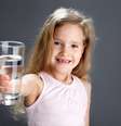 Crianças e adolescentes devem beber de 1,5 a 2,5 litros por dia para o bom funcionamento do organismo  Foto: Shutterstock