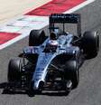 McLaren mantém a cor prata por conta do acordo com a Mercedes, frustrando fãs que esperavam carro laranja  Foto: Getty Images 