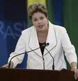 A presidente Dilma Rousseff fala durante a cerimônia de inauguração dos novos ministros no Palácio do Planalto em Brasília. Dilma convocou uma reunião com a cúpula do PMDB no domingo para tentar pôr fim à crise com o maior aliado do governo no Congresso e assegurar a manutenção da aliança com os peemedebistas para seu projeto de reeleição, disse o presidente do partido, senador Valdir Raupp (RO), nesta sexta-feira. 03/02/2014  Foto: Ueslei Marcelino / Reuters