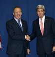 <p>O ministro das Relações Exteriores russo, Sergei Lavrov (à esquerda), e o secretário de Estado norte-americano, John Kerry, se cumprimentam antes de se reunirem para discutir crise na Ucrânica em 6 de março</p>  Foto: Kevin Lamarque / Reuters