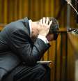 <p>Pistorius leva as m&atilde;os &agrave; cabe&ccedil;a durante o quinto dia de seu julgamento em Pret&oacute;ria</p>  Foto: AP