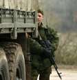 Homem uniformizado, possivelmente russo, perto de base militar em Sevastopol  Foto: Reuters