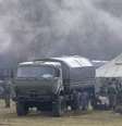 Grupo de militares armados permanece próximo a um acesso à base militar de Perevalnoye, nos arredores de Simferopol, na Crimeia, em 7 de março  Foto: EFE