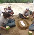 Equipe composta por paleontóloga, geólogo e biólogo confirmou a primeira descoberta de um fóssil de dinossauro na Paraíba  Foto: Gisele Quixabeira / vc repórter