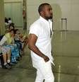 Na manhã deste sábado (8), Kanye West desembarcouno Rio de Janeiro para assistir aos desfiles das escolas de samba campeãs do Carnaval carioca. Assim como o ex-jogador de futebol David Beckham, o rapper chegou à cidade sem a companhia da noiva, Kim Kardashian  Foto: Gabriel Reis e Delson Silva / AgNews