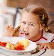 A criança precisa se familiarizar com o ato de se alimentar e com o uso dos talheres, para ter um desenvolvimento saudável   Foto: Shutterstock