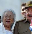Foto de dezembro de 2006 mostra Melba Hernández ao lado do presidente cubano Raúl Castro, durante um desfile na Praça da Revolução de Havana, Cuba  Foto: EFE