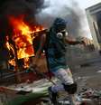 Opositor ao governo de Nicolás Maduro monta uma barricada junto aos restos de um quiosque na Praça Altamira, em Caracas, em 9 de março  Foto: Reuters