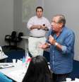 <p>Fabio Azevedo (de branco, em pé) sempre foi muito ligado ao presidente da FIVB, Ary Graça Filho (de azul, em pé), durante sua passagem pela CBV</p>  Foto: Alexandre Arruda/CBV / Divulgação