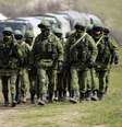 10 de março - Militares russos mancham em área de fronteira com uma base militar ucraniana em Perevalnoye, nesta segunda-feira  Foto: Reuters