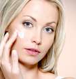Aliados das mulheres, cosméticos nem sempre oferecem o resultado esperado e acabam surpreendendo o público feminino ao provocar alergias  Foto: Shutterstock 