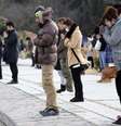 Manifestantes antinucleares soltaram balões e fizeram um minuto de silêncio em homenagem às vítimas de 11 de março de 2011 no Japão. Nos balões é possível ler "Fukushima retornará"  Foto: AP
