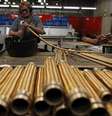 <p>IBGE revisou a queda da produção industrial de 2014 para 3,3%, ante baixa de 3,2% divulgada anteriormente</p>  Foto: Nacho Doce / Reuters