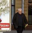 <p>Um homem passa na frente de um pôster com os dizeres "Crimeia - Rússia", em Simferopol</p>  Foto: Vasily Fedosenko / Reuters