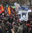 Manifestante levanta cartaz com foto de Berkin Elvan escrito "Queremos justiça", após o anúncio da morte do jovem de 15 anos, nesta terça-feira, 11 de março  Foto: AFP
