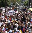 Um grupo de oposição ao governo reunido em manifestação contra Maduro nesta quarta-feira, quando se completa um mês de protestos  Foto: Reuters