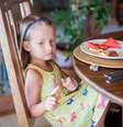 A dificuldade e a demora que muitas crianças apresentam na hora de comer costuma estar relacionada a um problema comportamental ou físico  Foto: Shutterstock