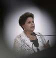A presidente Dilma Rousseff fala durante uma cerimônia da assinatura de contratos de concessão da duplicação de rodovias em diversos Estados, no Palácio do Planalto em Brasília. Dilma anunciou nesta quinta-feira investimento de 3,8 bilhões de reais em obras de mobilidade urbana em seis Estados e no Distrito Federal, para tentar recuperar um atraso recebido como "herança" devido à falta de projetos no passado. 12/03/2014  Foto: Ueslei Marcelino / Reuters