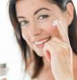 Comum a todas as mulheres com cerca de 50 anos, a menopausa prejudica a aparência da pele ao abrir caminho para a flacidez, desidratação, manchas  e rugas    Foto: Shutterstock 