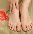 Onda em busca do pé perfeito nasceu nos Estados Unidos, com a criação de uma técnica batizada como cosmetic toe-shortening, cirurgia plástica que diminui o tamanho do dedão, a partir da retirada de uma de suas juntas, afim de afinar a área  Foto: Shutterstock