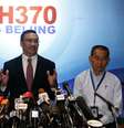 <p>Ministro do Transportes da Malásia, Hishammuddin Hussein (ao centro) desmentiu a informação divulgada pelo Wall Street Journal de que o voo da Malaysian Airlines teria percorrido mais de 3 mil quilômetros após o último sinal detectado pelo radar</p>  Foto: Reuters