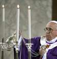 <p>Papa Francisco aben&ccedil;oa altar durante a missa de Quarta-feira de Cinzas na Bas&iacute;lica de Santa Sabina, em Roma. No primeiro ano desde a sua surpreendente elei&ccedil;&atilde;o, o papa ampliou tanto as esperan&ccedil;as em mudan&ccedil;as iminentes nos ensinamentos da Igreja que administrar todas as expectativas est&aacute; sendo um desafio -&nbsp;05/03/2014</p>  Foto: Max Rossi / Reuters