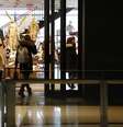 <p>Uma consumidora entra em uma loja da varejista J.Crew em Manhattan, Nova York; as vendas no varejo nos Estados Unidos mostraram recuperação em fevereiro</p>  Foto: Mike Segar / Reuters