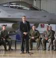 Presidente da Polônia, Bronislaw Komorowski, fala com homens da aviação dos Estados Unidos e da Polônia nesta terça-feira. Os EUA enviaram jatos para o país em meio às tensões na Ucrânia  Foto: AP
