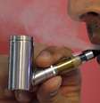 O cigarro eletrônico é uma aprelho desenvolvido para simular o fumo, ele produz fumaça que pode ser aromotizada  Foto: Reuters