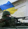 Militar russo faz guarda do lado de fora da base militar ucraniana em Perevalnove, próximo à cidade de Simferopol em 13 de março  Foto: Reuters