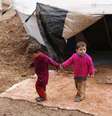 Crianças sírias refugiadas andam pela lama no campo de refugiados Bab Al-Salam, em Azaz. O governo da Síria prometeu maior acesso para os grupos de ajuda que prestam assistência a milhões de sírios, mas é preciso progredir mais rápido para lidar com a grave crise humanitária, disse o chefe do Unicef nesta sexta-feira. 14/03/2014  Foto: Hamid Khatib / Reuters