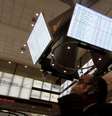 <p>Ibovespa encerrou em queda de 2,42%, a 56.927 pontos</p>  Foto: Nacho Doce / Reuters