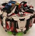 <p>O robô é feito com peças de Lego e celular; ele é desenvolvido apenas para resolver o cubo</p>  Foto: Twitter / Reprodução