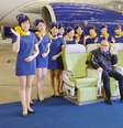 Presidente da companhia, Shinichi Nishikubo, e algumas comissárias  Foto: AFP