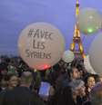 <p>A multidão carregou bandeiras e segurou balões em homenagem aos sírios, que há três anos são vítimas de uma guerra civil</p>  Foto: AP