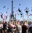 <p>Com a torre Eiffel ao fundo, mulheres chamam a atenção sobre o cancer de mama</p>  Foto: AFP