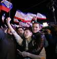 População da Crimeia comemora na praça Lenin, em Sinferopol, o resultado do referendo que aprovou a anexação da Crimeia à Rússia  Foto: EFE