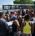 <p>Moradores do morro em um dos protestos&nbsp;contra a morte de Claudia&nbsp;</p>  Foto: Mauro Pimentel / Terra