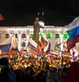 Mais de vinte mil pessoas se reuniram na noite de domingo na praça de Lênin de Simferopol, capital da república separatista da Crimeia, para festejar a vitória da reunificação com a Rússia no referendo  Foto: AP