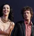 O vocalista dos Rolling Stone, Mick Jagger (à direita), ao lado de sua namorada, a estilista L'Wren Scott (à esquerda), na festa da revista Vanity Fair em 2011, em Hollywood. A estilista foi encontrada morta nesta segunda-feira em seu apartamento, em Nova York, segundo uma autoridade policial. 28/02/2011  Foto: Danny Moloshok / Reuters