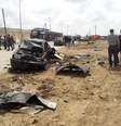 Homens observam carro destruído por explosão de bombas que mataram pelo menos 5 e feriram outros 10 na cidade de Benghazi, ao leste da Líbia  Foto: Reuters