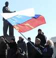 Participantes de uma manifestação pró-Rússia agitam bandeiras russas na frente da estátua de Lenin, em Simferopol. Os ministros das Relações Exteriores da União Europeia concordaram em impor sanções contra 21 pessoas da Rússia e da Ucrânia nesta segunda-feira, incluindo proibições de viagens e congelamento de bens, disse o chanceler da Lituânia nesta segunda-feira. 17/03/2014  Foto: Sergei Karpukhin / Reuters
