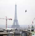 <p>A França escalou centenas de policiais na segunda-feira para fazer cumprir em Paris as restrições mais drásticas sobre o uso de automóveis em 20 anos</p>  Foto: Charles Platiau / Reuters
